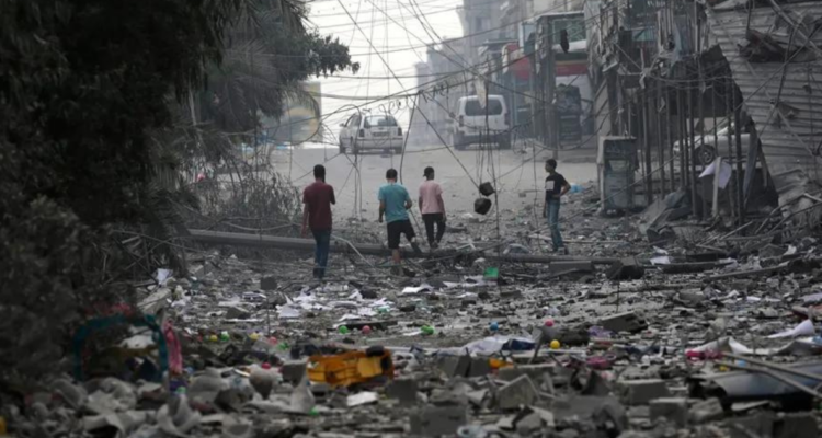 Un grupo de palestinos en una zona arrasada por los ataques israelíes en Gaza