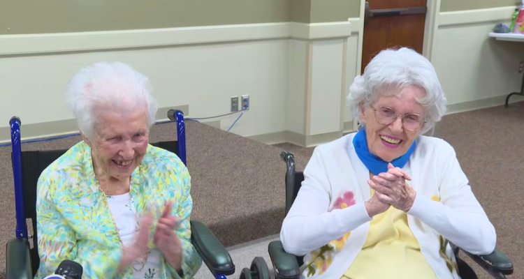 Gemelas estadounidenses celebran su cumpleaños 102 y revelan su secreto de longevidad