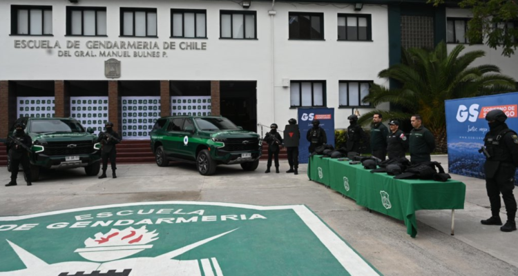 Gobierno de Santiago entrega vehículos blindados a Gendarmería para trasladar reclusos de alto riesgo