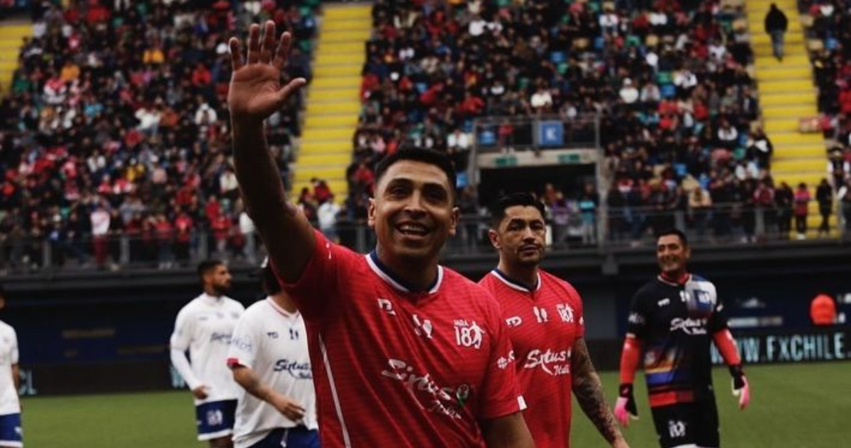 Gonzalo Jara en su partido de despedida del fútbol