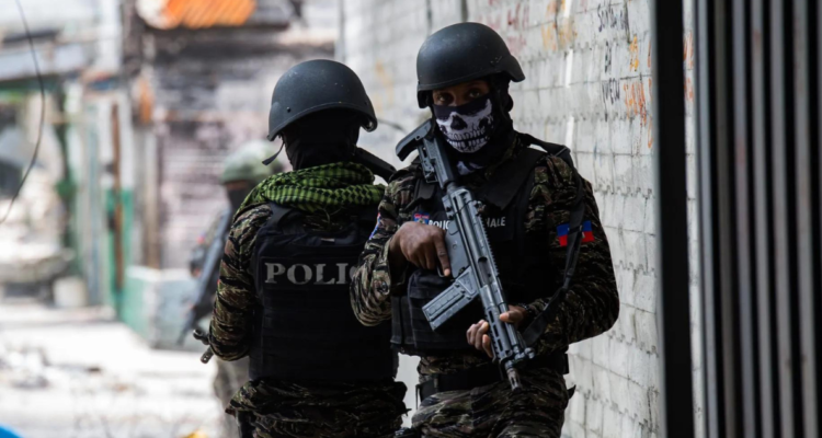 Fotografía de archivo de policías haitianos patrullando en Puerto Príncipe