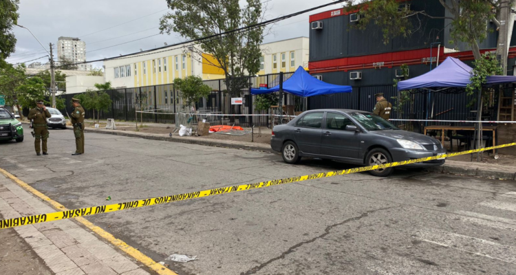 Hombre es asesinado a puñaladas afuera del Hospital San Borja en Santiago