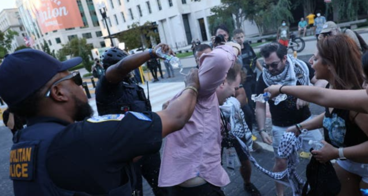 Hombre intenta prenderse fuego durante marcha por Gaza fuera de la Casa Blanca: sufrió lesiones graves