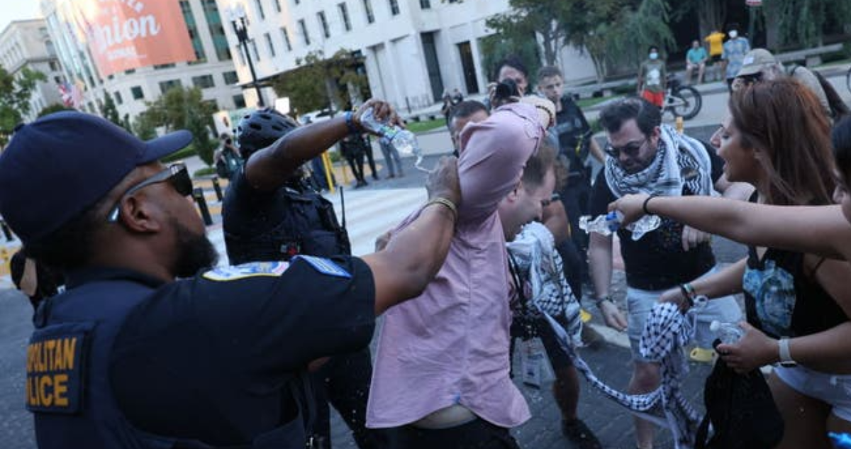 Hombre intenta prenderse fuego durante marcha por Gaza fuera de la Casa Blanca: sufrió lesiones graves