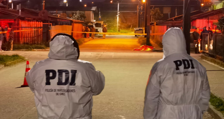 Personal de la PDI investigando homicidio en Los Lagos