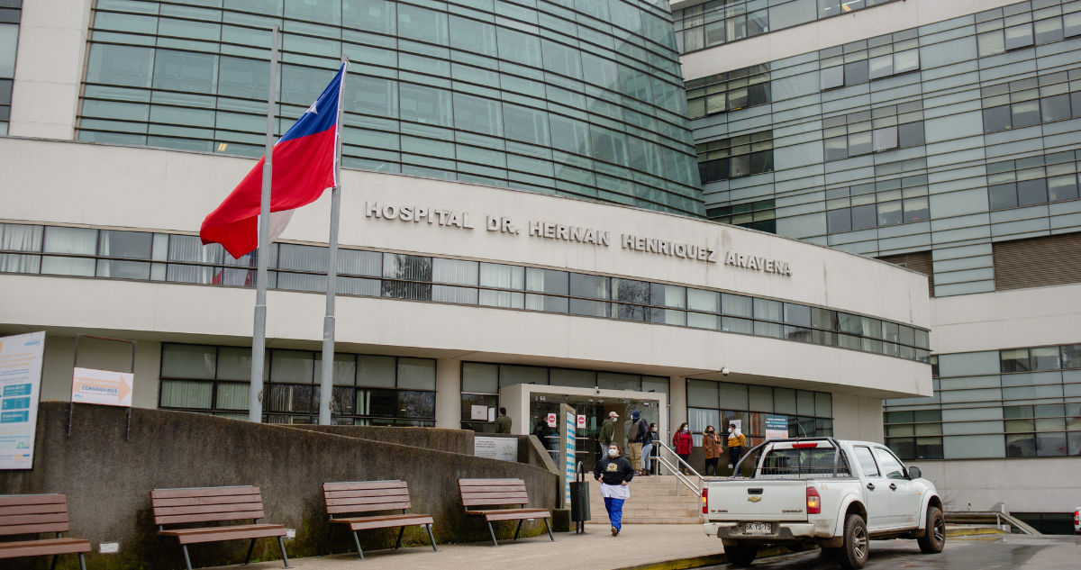 Frontis de Hospital de Temuco donde está en riesgo vital un bebé cuyo auto fue chocado en carrera clandestina