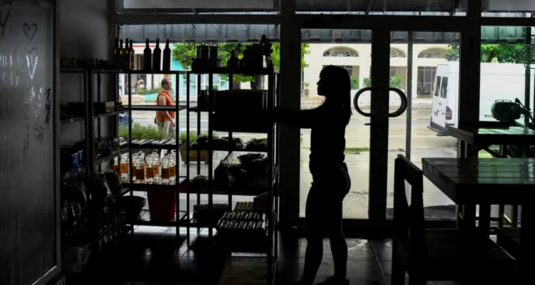 Sistema eléctrico de Cuba colapsa por tercera vez en menos de tres días
