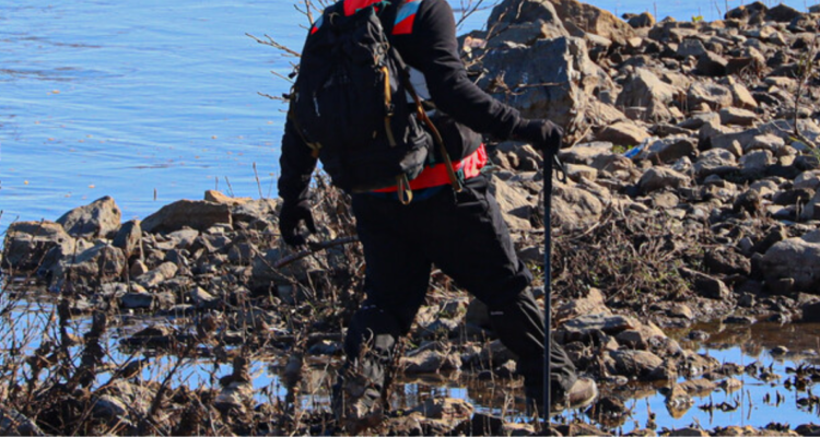 Hallan cadáver en lecho de Río Quino en Victoria: habría estado entre 30 y 60 días en el lugar