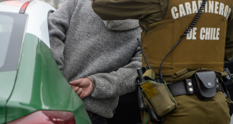 Fiscalización a taxi colectivo en Osorno termina con un arma de fuego incautada y cuatro detenidos