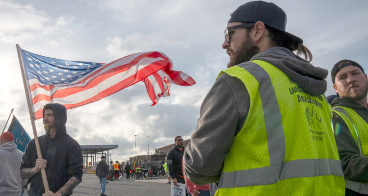 45 mil estibadores siguen en huelga en EEUU y deteniendo puertos: Biden pide evitar “un desastre”