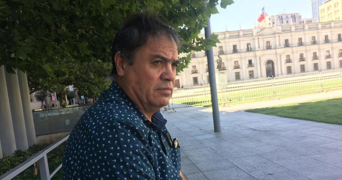 Hugo Morales en las afueras de La Moneda