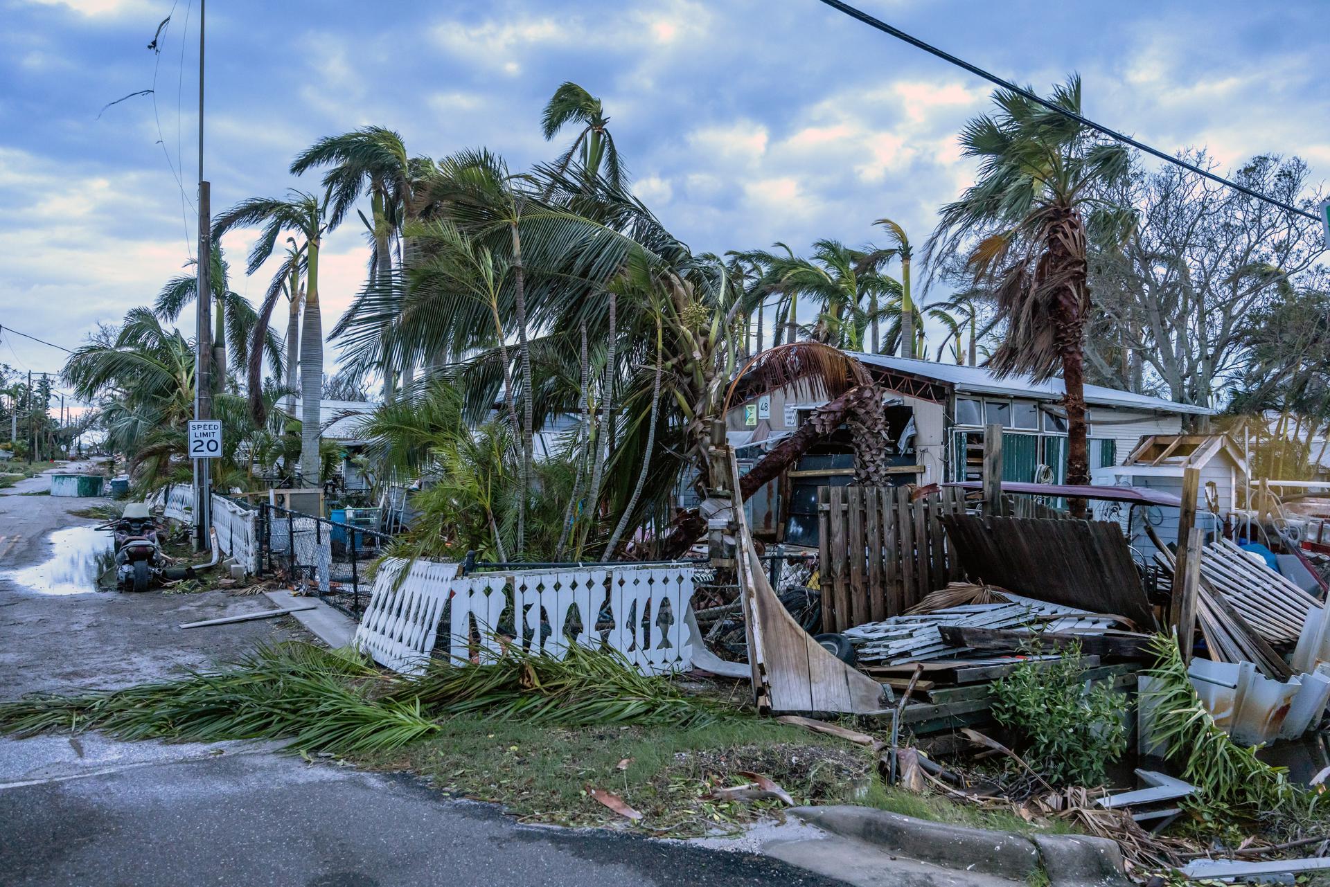 Daños tras el paso del huracán Milton por Bradenton, Florida, EE.UU