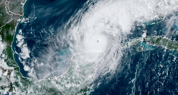 Huracán Milton se aleja de costas del Caribe mexicano sin reporte de víctimas y daños menores