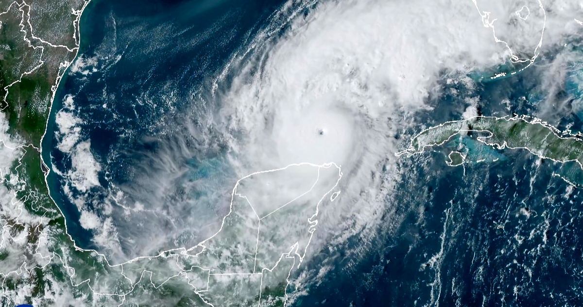 Huracán Milton se aleja de costas del Caribe mexicano sin reporte de víctimas y daños menores