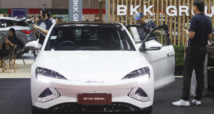 China arremete contra Canadá y presenta una demanda por los impuestos a vehículos eléctricos