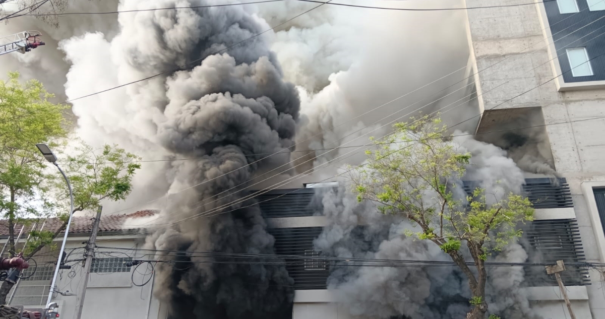 Gigantesco incendio afecta a bodegas en el Barrio Universitario de Santiago