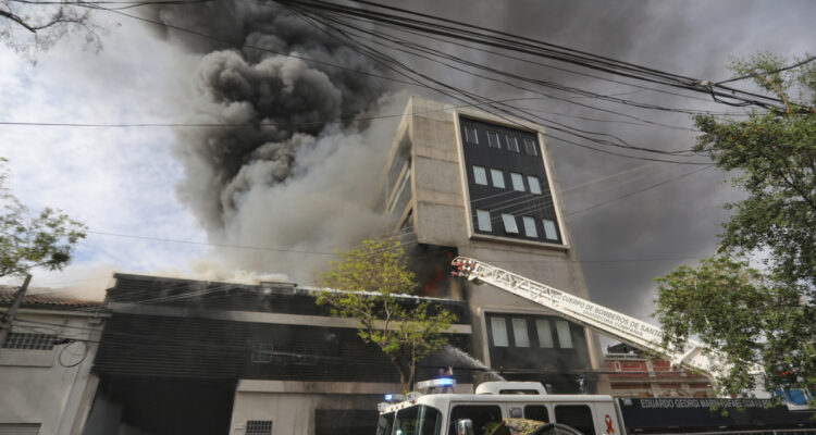 Bomberos dice que aún desconoce qué generó incendio en bodega de productos comercializados en Meiggs