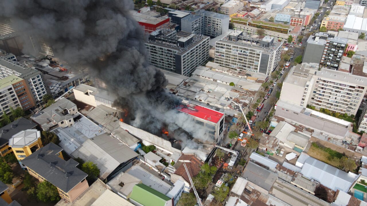 Gigantesco incendio destruye bodegas de productos chinos en Santiago