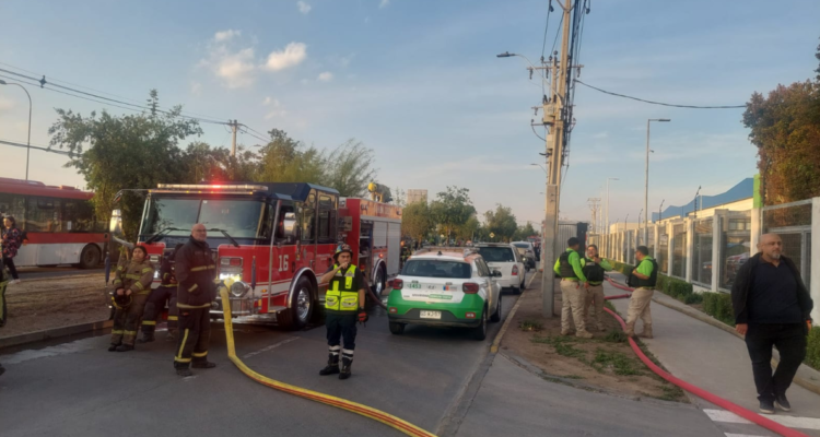 Bomberos combate incendio en bodegas de fábrica de plásticos en Renca