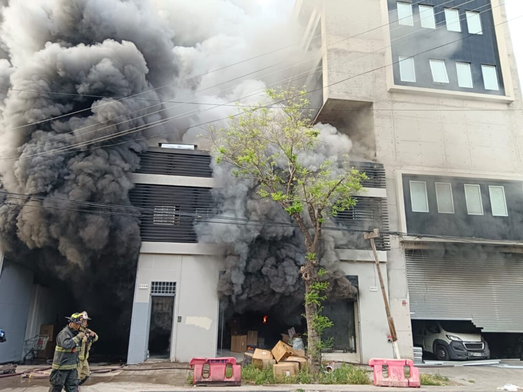 Gigantesco incendio afecta a bodegas en el Barrio Universitario de Santiago