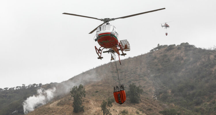En la imagen, un helicóptero que combate un incendio forestal. Senapred declara Alerta Amarilla en Freirina por incendio forestal.