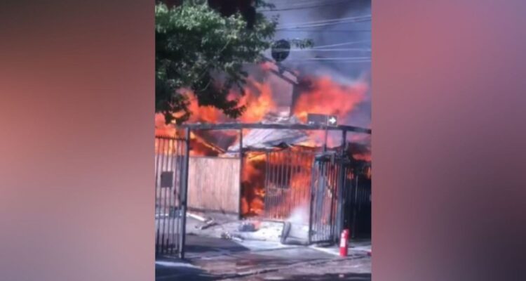 Reportan incendio que afecta a cuatro casas en Maipú: se desconoce el origen del fuego