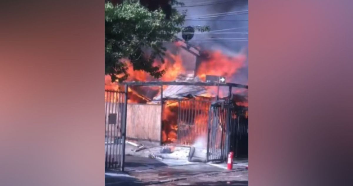 Reportan incendio que afecta a cuatro casas en Maipú: se desconoce el origen del fuego