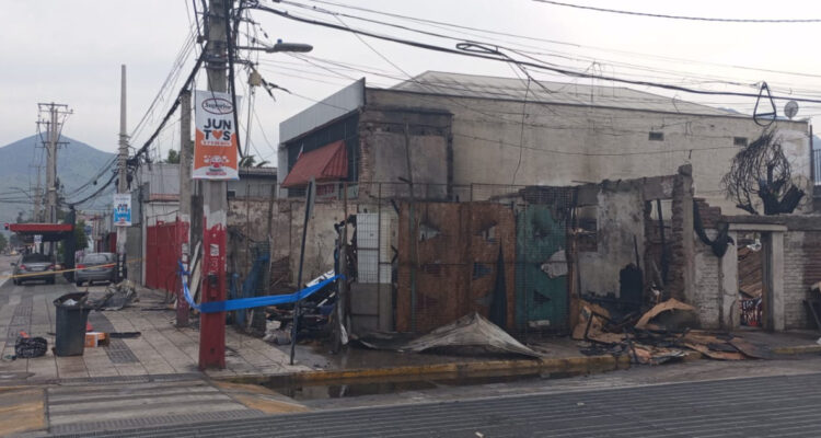 Incendio deja un fallecido y local totalmente destruido en Recoleta