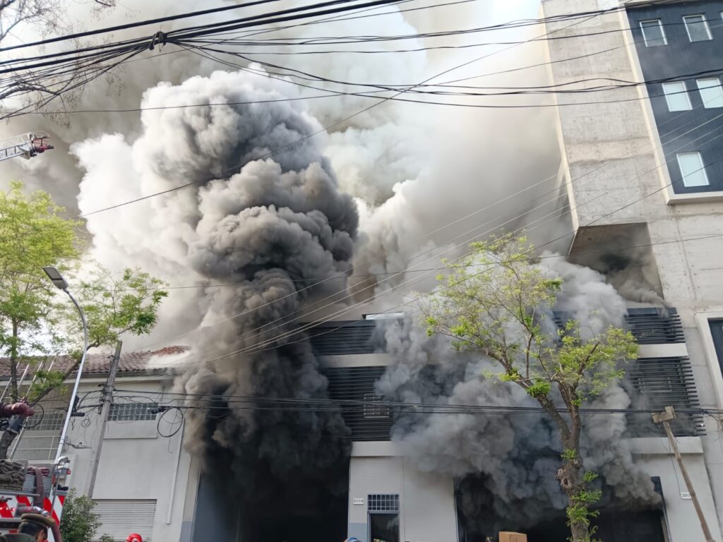 Gigantesco incendio afecta a bodegas en el Barrio Universitario de Santiago