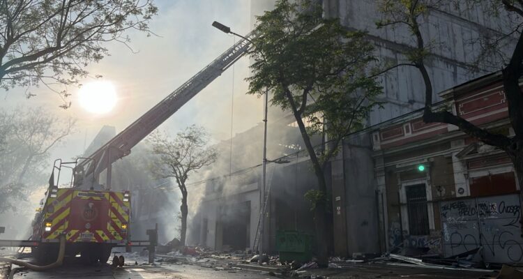 Sigue el combate de incendio de bodegas con productos chinos en Santiago: hay clases suspendidas