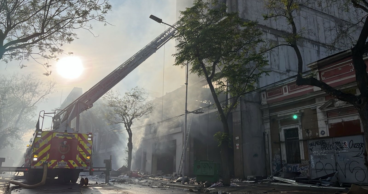 Sigue el combate de incendio de bodegas con productos chinos en Santiago: hay clases suspendidas