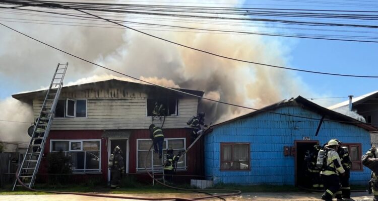 Incendio afecta a dos viviendas en Osorno: Bomberos trabaja en contener el fuego