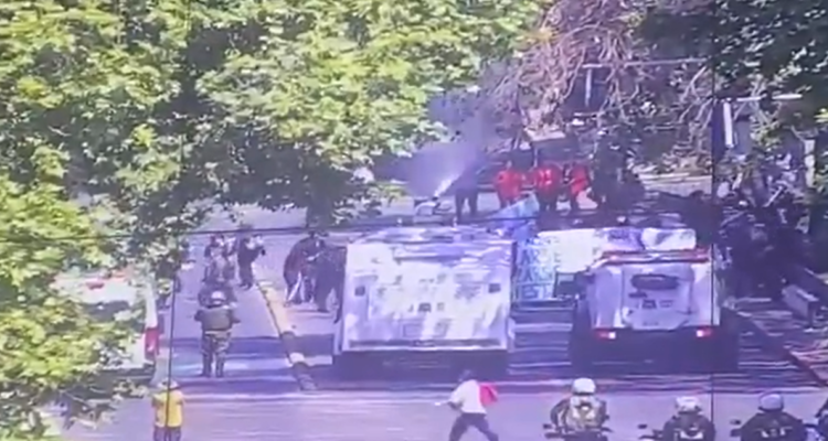 Aniversario del 18-O: encapuchados atacan a carabineros y obligan a cerrar dos estaciones del Metro