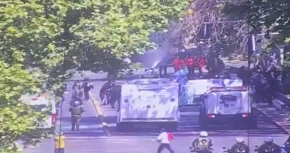 Aniversario del 18-O: encapuchados atacan a carabineros y obligan a cerrar dos estaciones del Metro