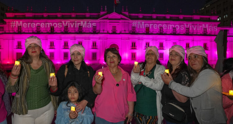 Un centenar de figuras femeninas en La Moneda representan brecha en tratamiento para cáncer de mama