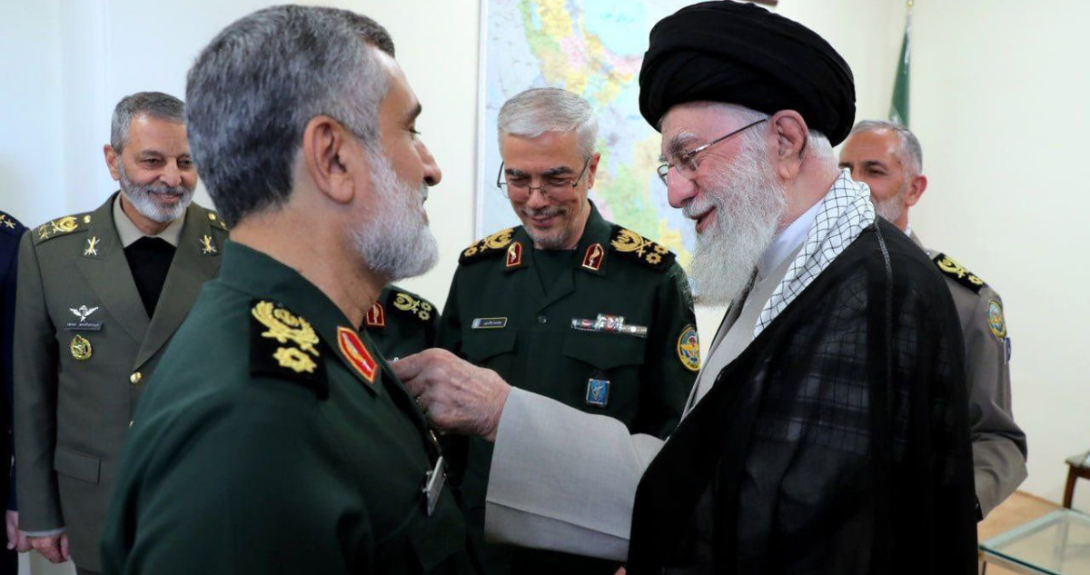 Esmail Qaani junto al líder supremo de Irán, Alí Jamenei