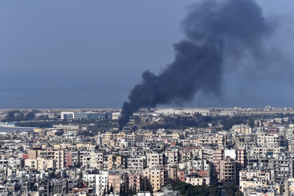 Columnas de humo tras un ataque aéreo israelí sobre Dahieh, un suburbio del sur de Beirut