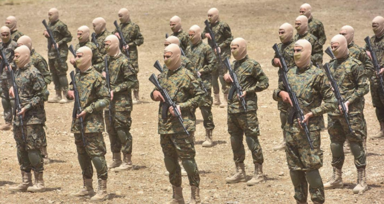 más de 40.000 combatientes chiítas estarían esperando en Siria para apoyar a Hezbolá en el Líbano.