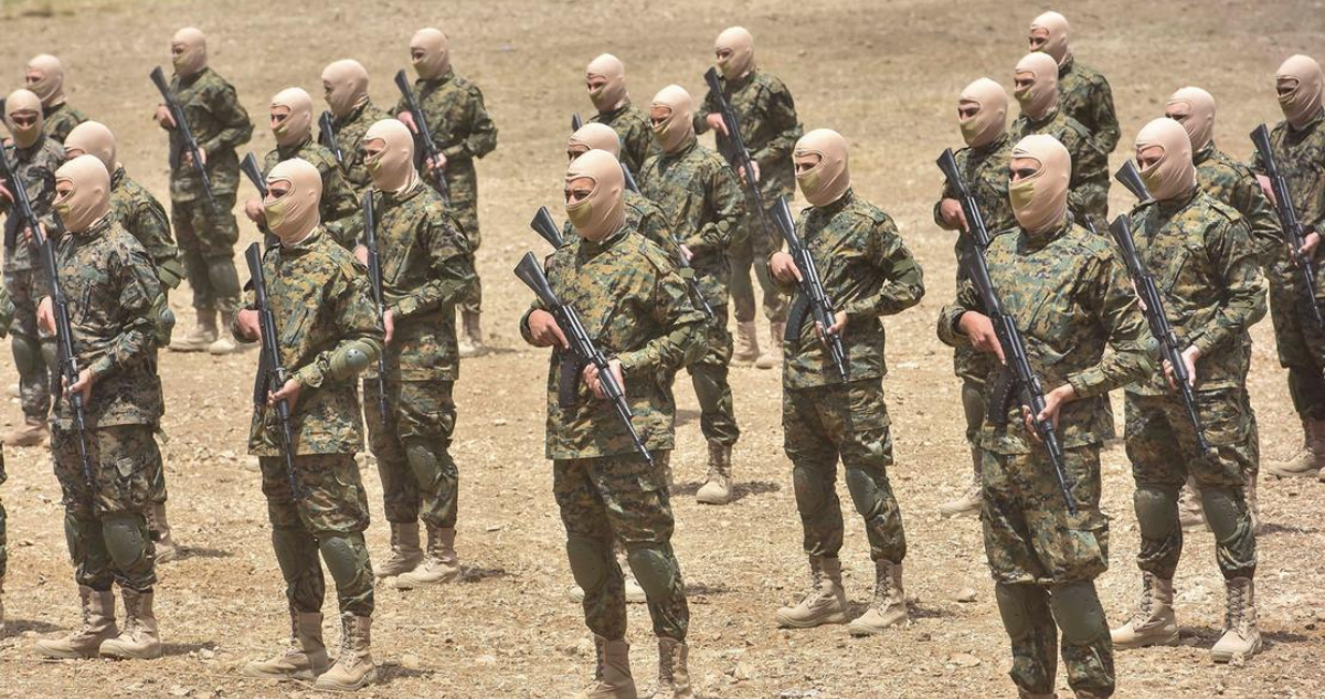 más de 40.000 combatientes chiítas estarían esperando en Siria para apoyar a Hezbolá en el Líbano.