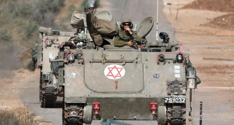 Archivo | Soldados israelíes a bordo de vehículos blindados cerca de la frontera entre Israel y el Líbano