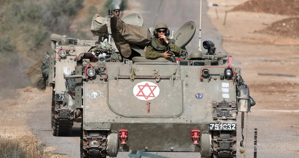 Archivo | Soldados israelíes a bordo de vehículos blindados cerca de la frontera entre Israel y el Líbano