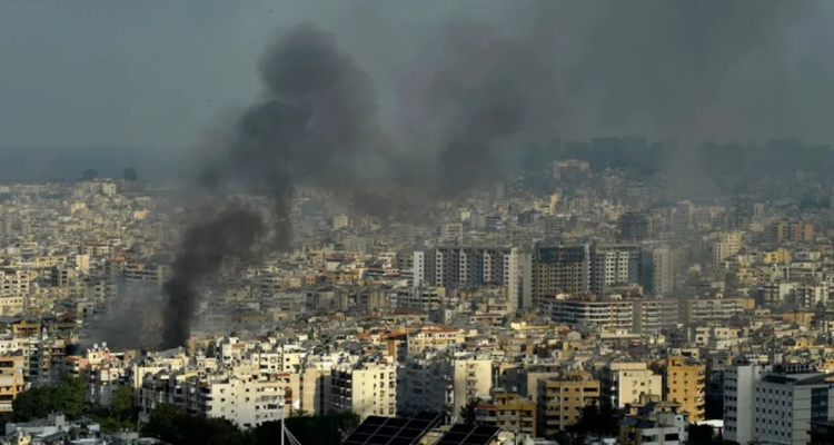 El humo se eleva tras un ataque aéreo israelí en Beirut, Líbano