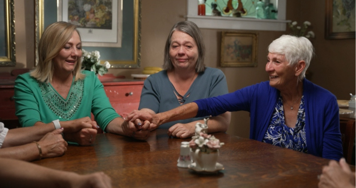 Jan Broberg junto a su familia para el documental "Un amigo de la familia: la verdadera maldad"