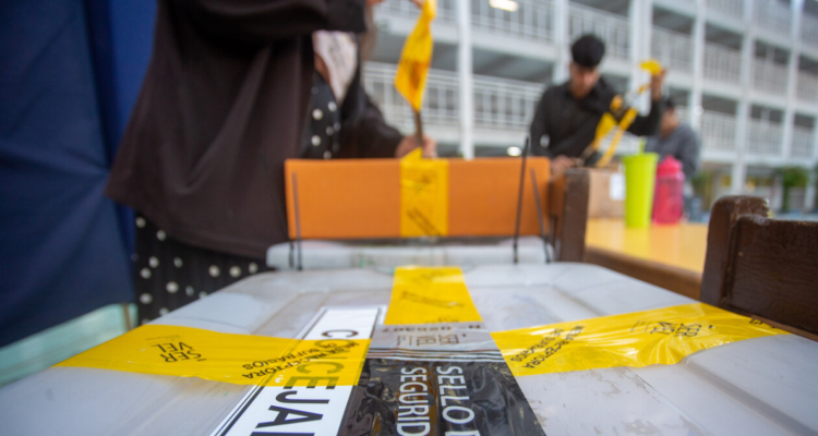 Menor de edad realizó funciones de vocal de mesa para acompañar a su polola en recinto de Chillán