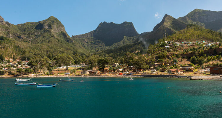 Autoridades de Juan Fernández destacan anuncios sobre mejoras en el transporte marítimo y aéreo