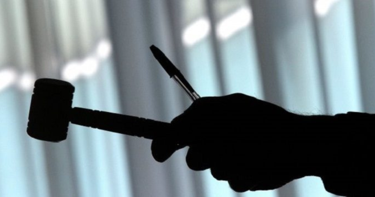 Mano sosteniendo mazo por juicio derivado de la fallida Operación Huracán