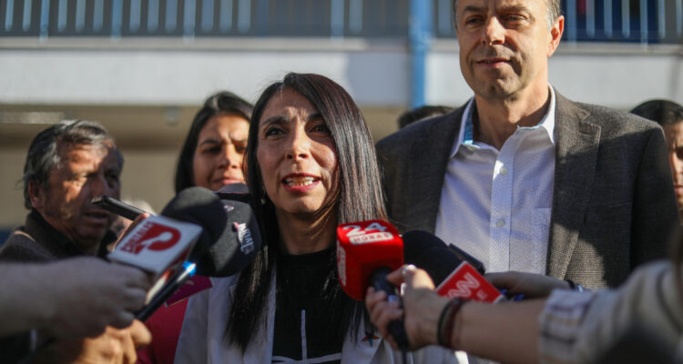 Karla Rubilar acusa “campaña dura” al ir a votar: “Pensaron que por ser mujer iba a bajar los brazos”