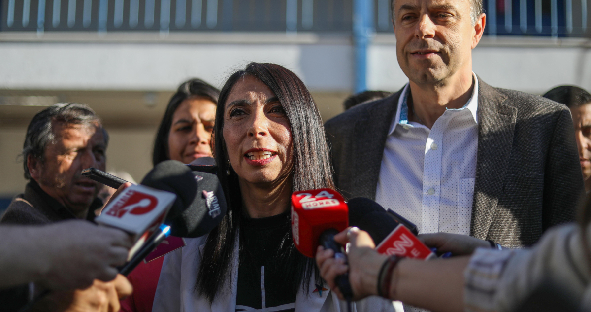 Karla Rubilar acusa “campaña dura” al ir a votar: “Pensaron que por ser mujer iba a bajar los brazos”