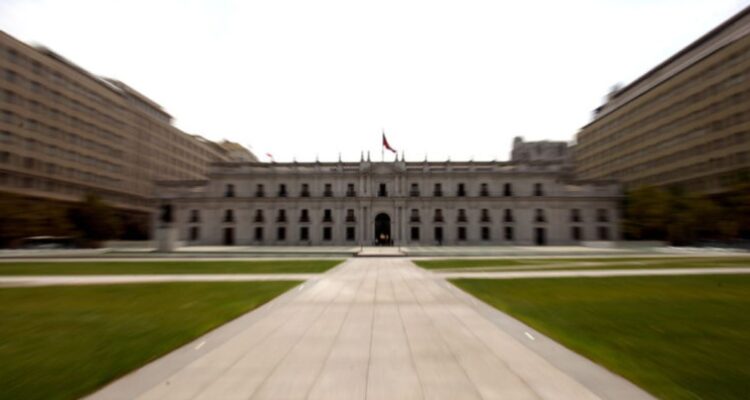 Funcionarios de Presidencia exigen renuncia de administradora de La Moneda tras muerte de trabajador