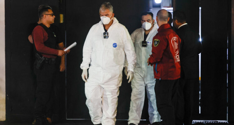Médicos forenses salen del hotel donde Liam Payne el miércoles